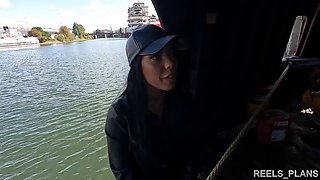 An Italian with an athletic body cheats on her boyfriend and gets fucked publicly on a boat in anal by 2 strangers !!