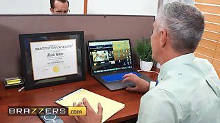Brazzers - gorgeous blondie boss Kenzie Taylor surprises Mick Blue with some buttfuck activity at work