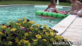MARISKAX \u2013 Carollina Cherry's poolside DP