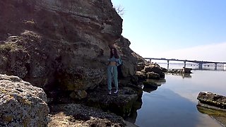 Girl flashes body in public and fucks with BF on the rocks
