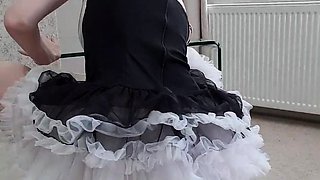 Cumshot amateur MILF suck and jerks dude in the bedroom