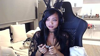 Hot amateur webcam teen masturbates for their fans