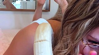 Very hot amateur thai teen girl toying her pussy on cam