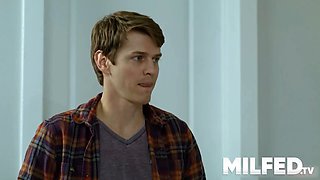 Cheating cougar seduces the teenage delivery fellow - milfed