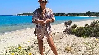 Sexy Behaarte MILF Pisst Am Oeffentlichen Strand