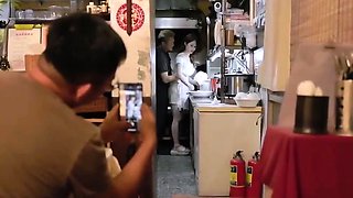 在餐廳廚房忙碌時廚師一直在調戲老闆娘
