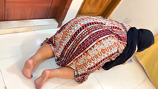 Egypt Beautiful Big Ass Curvy Muslim Hot Stepmom Stuck Under Bed Then She Want Anal Fuck From Me!