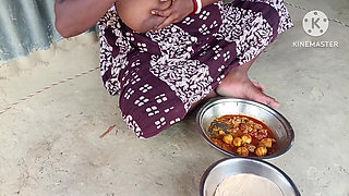 Desi bhabhi ne chicken ke sath roti khaya aur Masti ki