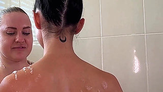 Lesbian Play in Bath - Fisting / Squirt / Pussy Eating