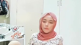 Hottie Malay Hijab Solo Frigging Ejaculation