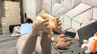 Touch yourself while my FEET ignore you