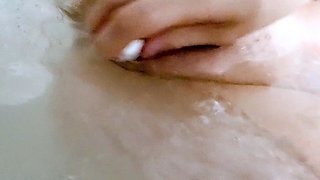 Amateur Close Up Squirting Masturbation