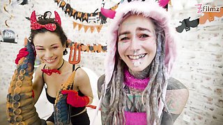 Tattooed girlfriend Anuskatzz and Stacy Bloom are enjoying their toys