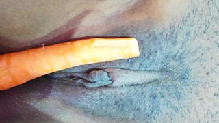 Hot desi bhabhi fingering her pussy with carrot in full mood