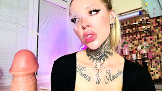 Webcam blonde playing with sex toys on webcam