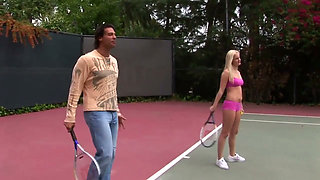 Threesome pussy fucking after tennis party