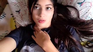 Colombian amateur Yuliethgomez1 solo play with big natural tits and huge ass in homemade bed video