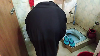 Indian Muslim Hot MILF Aunty gets anal fucked by Neighbor Guy When She was Washing Cloths in Toilet
