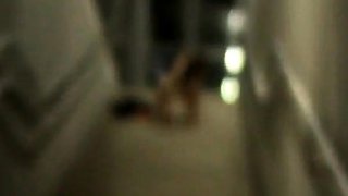 Deutsche Amateurin blinkt und pinkelt in einem Bahnhof