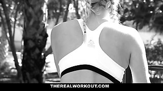 Insane fit blonde hooks up with a muscle stud