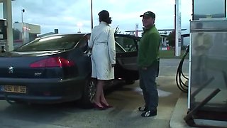 nadine offerte a un inconnu a la station service