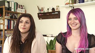 Ersties - Maria M. und Julie haben Spaß mit Öl und intensivem Fingerspiel