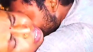 ब्लैंकेट के अंदर भाभी